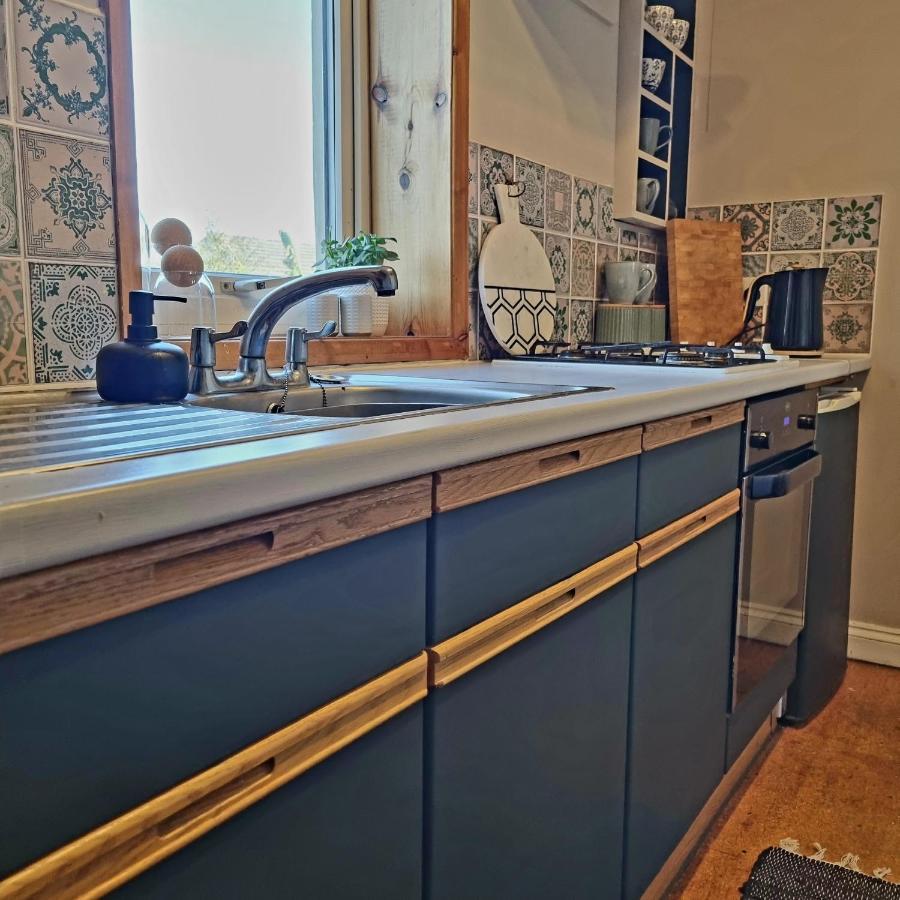 2 Bedroom House Within Walking Distance Of Town 카우즈 외부 사진