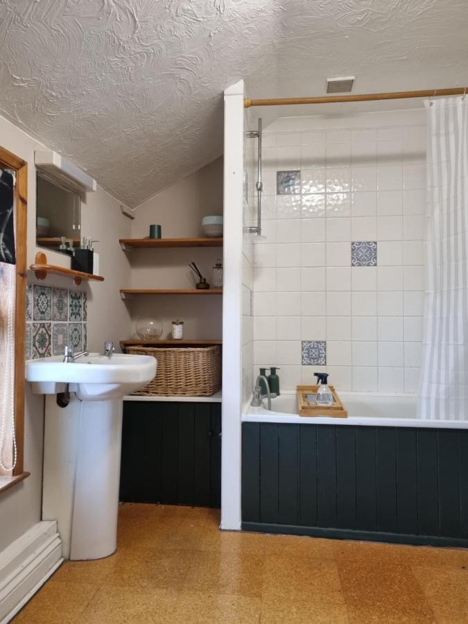 2 Bedroom House Within Walking Distance Of Town 카우즈 외부 사진