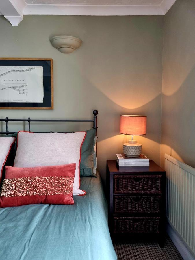 2 Bedroom House Within Walking Distance Of Town 카우즈 외부 사진